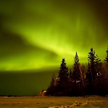 Mabuhay Lakeside Manor Bed and Breakfast Yellowknife Exterior foto