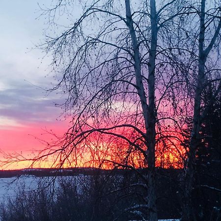 Mabuhay Lakeside Manor Bed and Breakfast Yellowknife Exterior foto