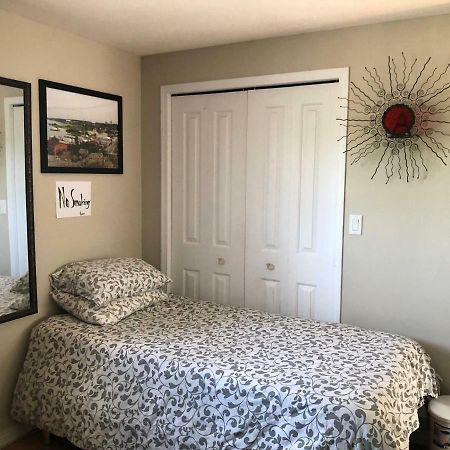 Mabuhay Lakeside Manor Bed and Breakfast Yellowknife Exterior foto