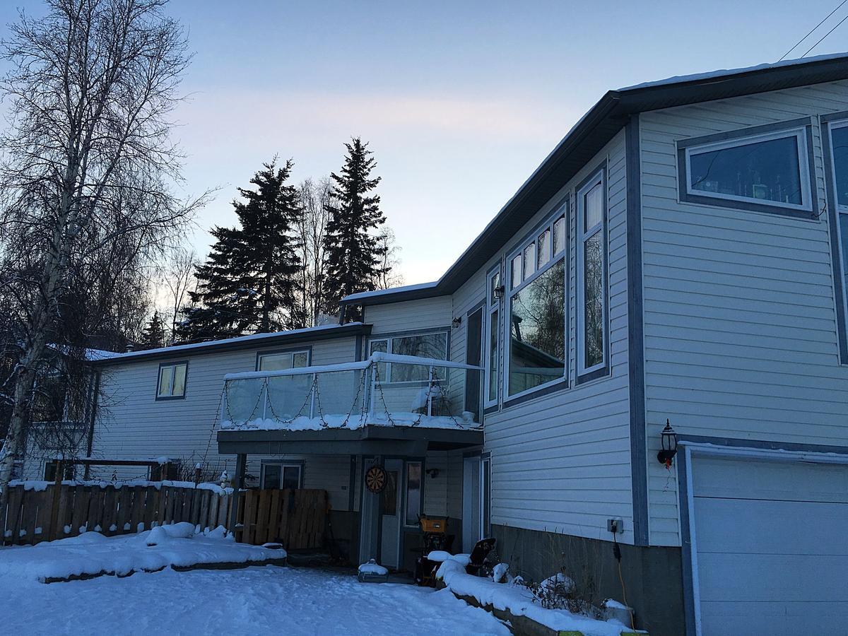 Mabuhay Lakeside Manor Bed and Breakfast Yellowknife Exterior foto