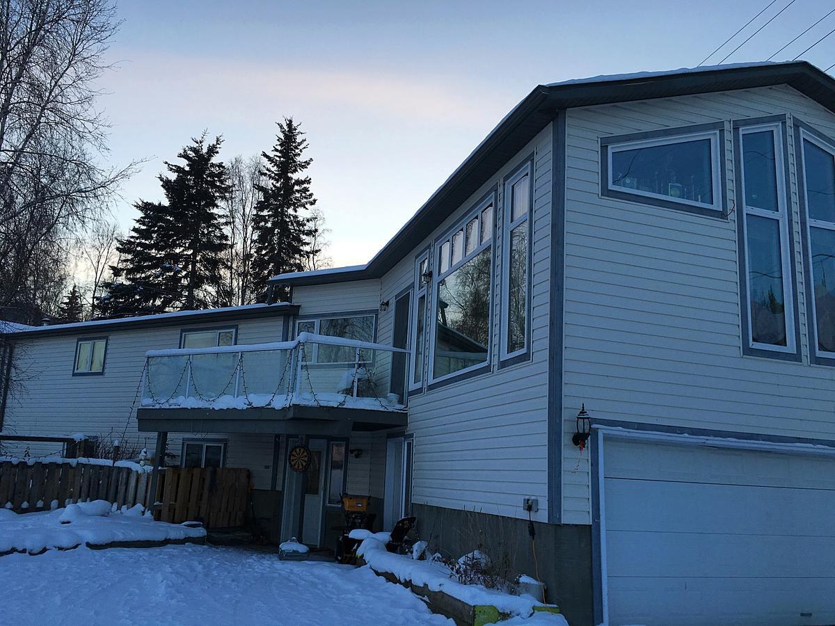 Mabuhay Lakeside Manor Bed and Breakfast Yellowknife Exterior foto
