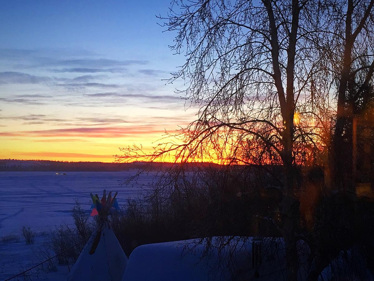 Mabuhay Lakeside Manor Bed and Breakfast Yellowknife Exterior foto