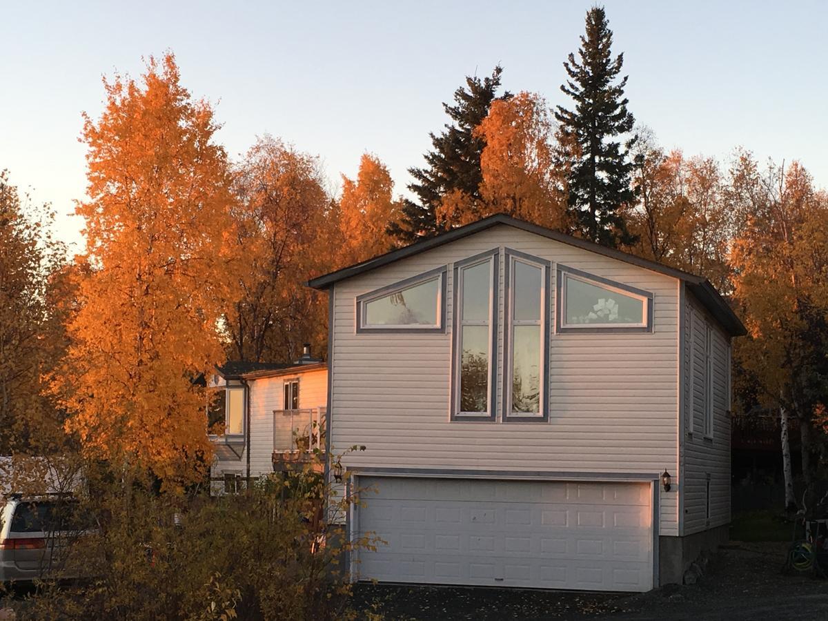 Mabuhay Lakeside Manor Bed and Breakfast Yellowknife Exterior foto