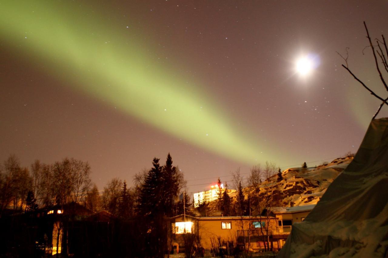 Mabuhay Lakeside Manor Bed and Breakfast Yellowknife Exterior foto