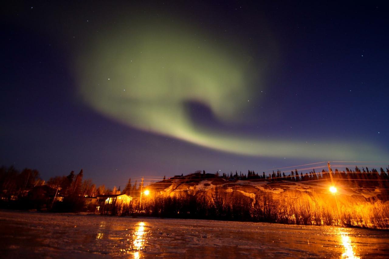 Mabuhay Lakeside Manor Bed and Breakfast Yellowknife Exterior foto