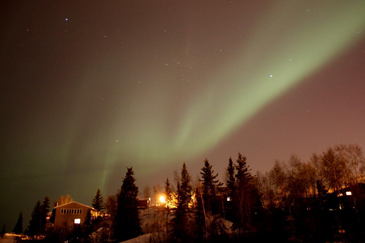 Mabuhay Lakeside Manor Bed and Breakfast Yellowknife Exterior foto