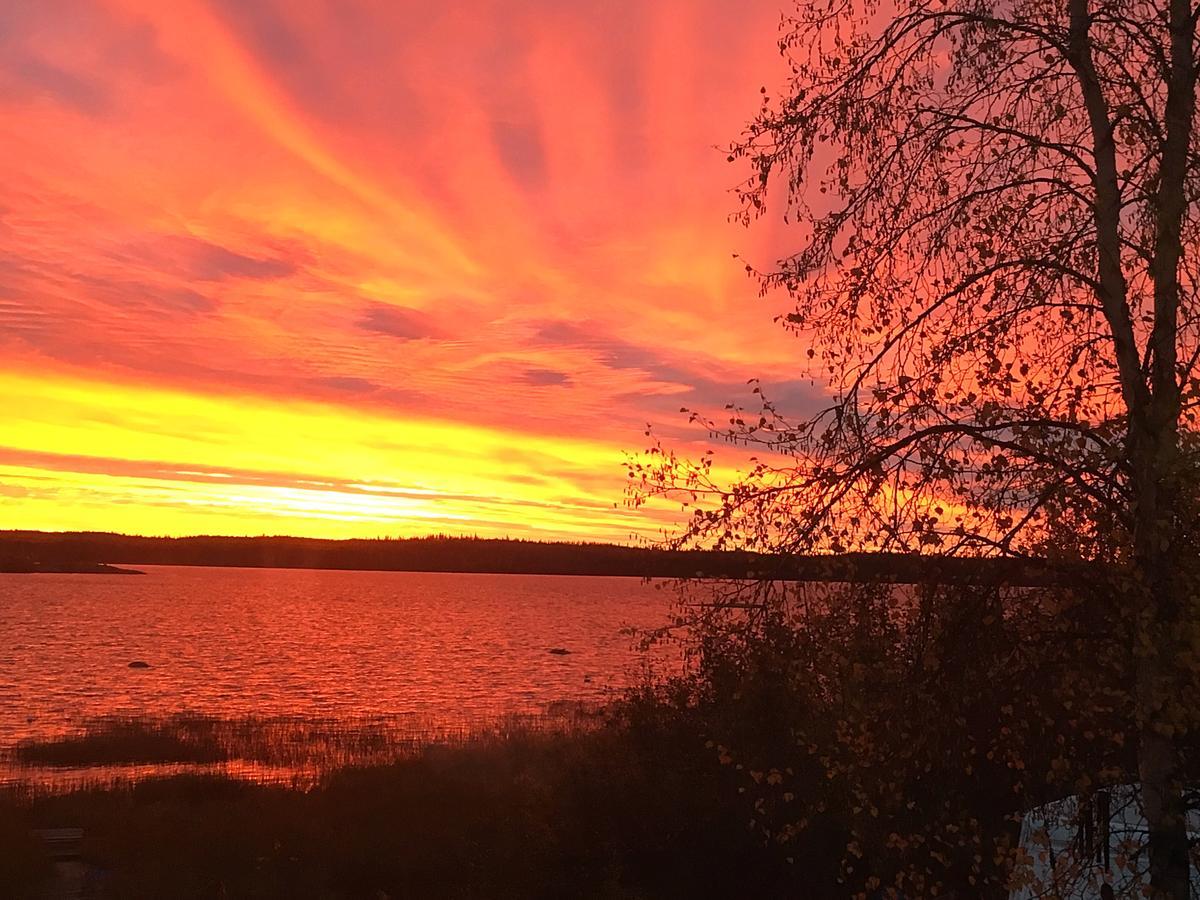 Mabuhay Lakeside Manor Bed and Breakfast Yellowknife Exterior foto