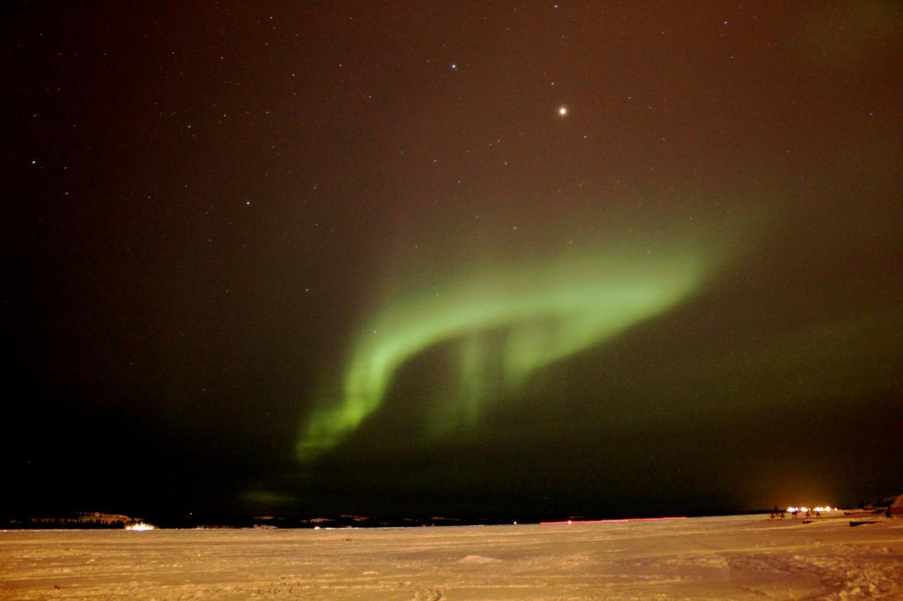Mabuhay Lakeside Manor Bed and Breakfast Yellowknife Exterior foto