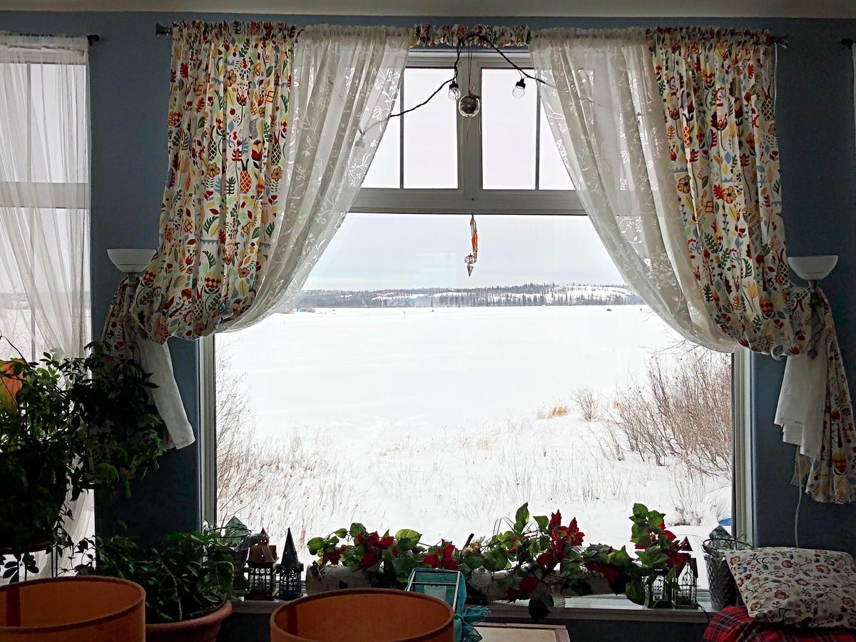 Mabuhay Lakeside Manor Bed and Breakfast Yellowknife Exterior foto