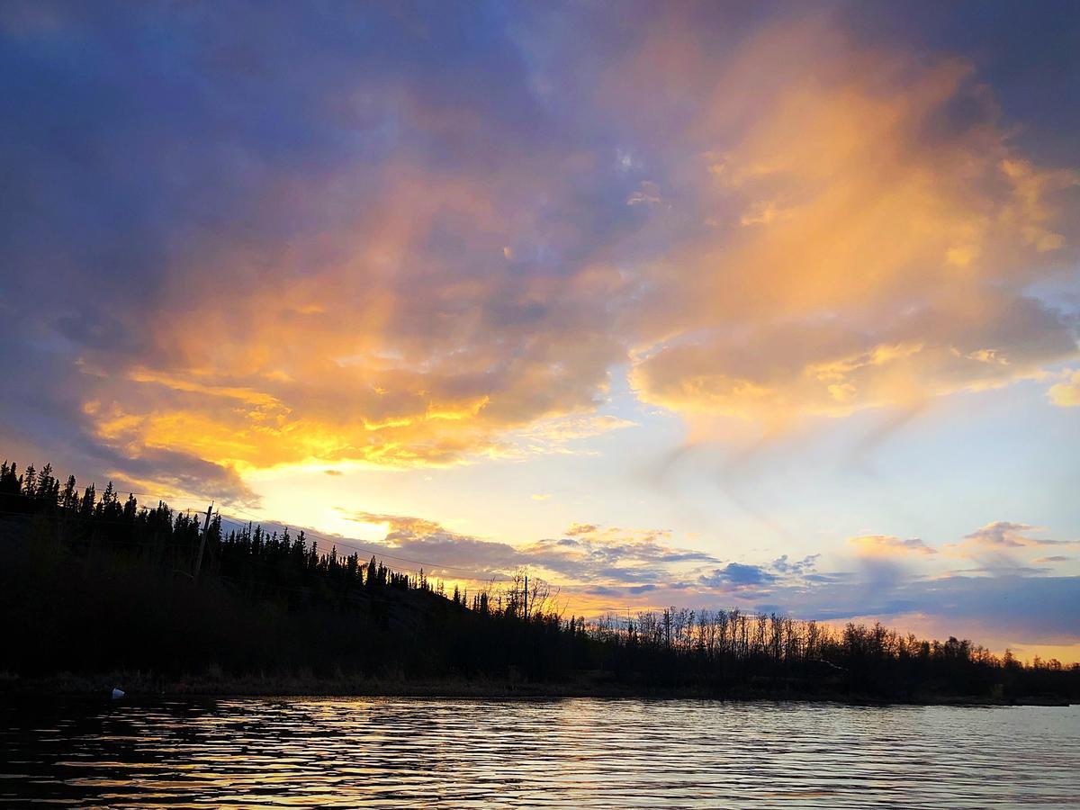 Mabuhay Lakeside Manor Bed and Breakfast Yellowknife Exterior foto