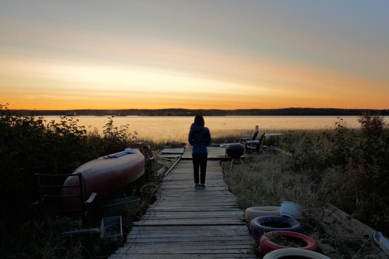 Mabuhay Lakeside Manor Bed and Breakfast Yellowknife Exterior foto