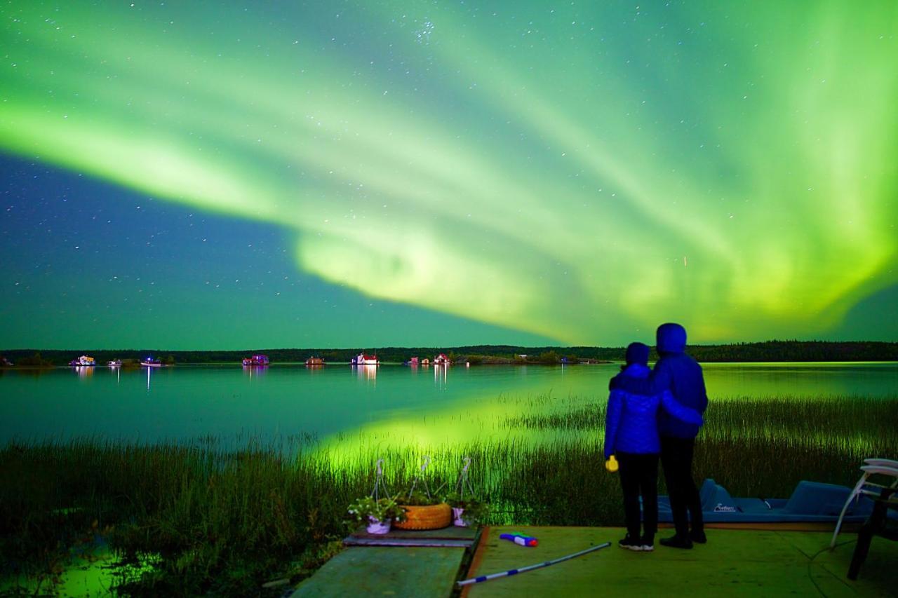 Mabuhay Lakeside Manor Bed and Breakfast Yellowknife Exterior foto